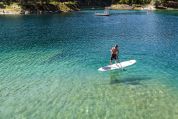 Stehpaddler auf See vor Bergkulisse Stehpaddler auf See vor Bergkulisse